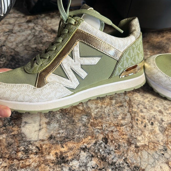 MK size 8 women’s  shoes - Picture 5 of 6